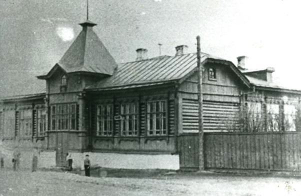 Здание четвертого мужского приходского училища на углу Суворовской улицы и Кузнечного переулка, начало 1900-х гг.