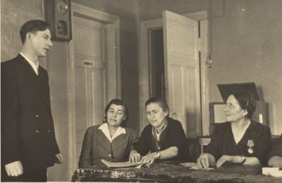 А.М.Полякова со слушателями курсов. На фото в центре